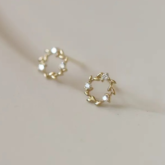 Macy's Jewelry - NWT! 10k SOLID Gold Small Leaf Circle Wreath Pave Earrings